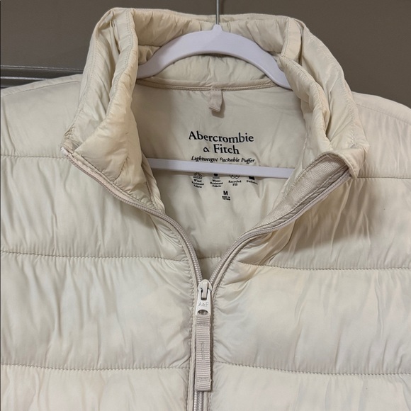 Abercrombie & Fitch • Lightweight Packable Puffer Jacket - Picture 5 of 9